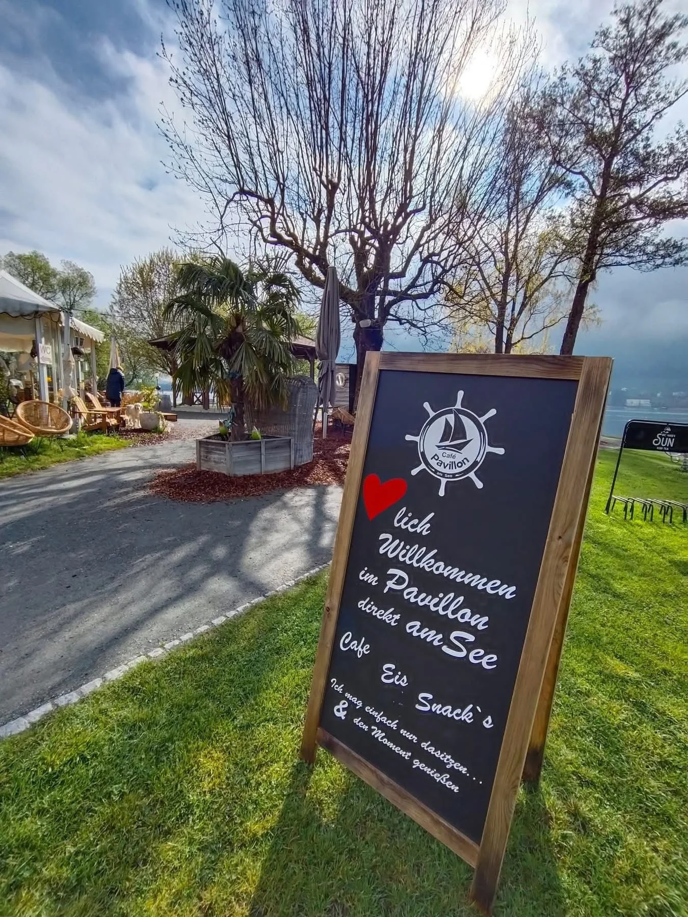 Café Pavillon am See - Terrasse mit Palmen